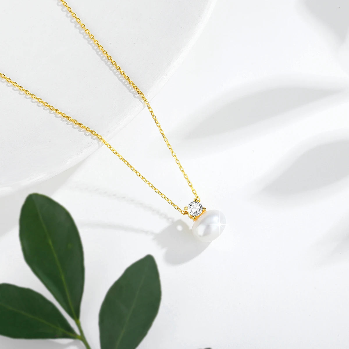18K Gold Pearl Necklace with Moissanite Stone – Luxury Pendant